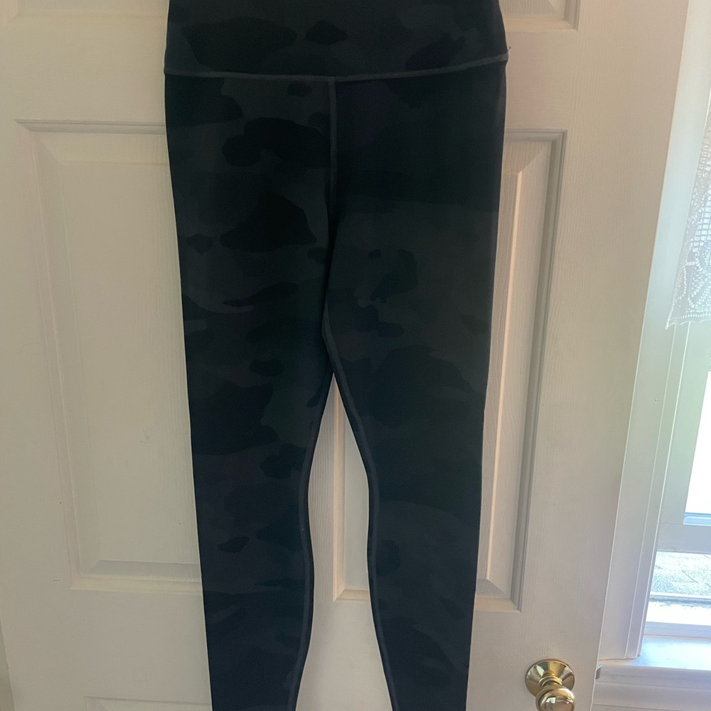 ALO Yoga Black Camo Leggings. Phenomenal condition
